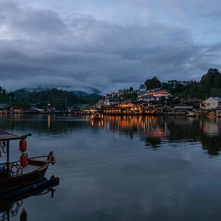 รักไทยโฮมสเตย์ Ban Rak Thai 外观 照片